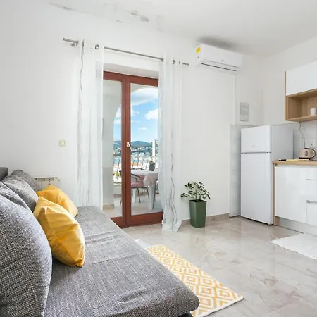 Apartment By The Sea Okrug Gornji, Ciovo - 9693 *